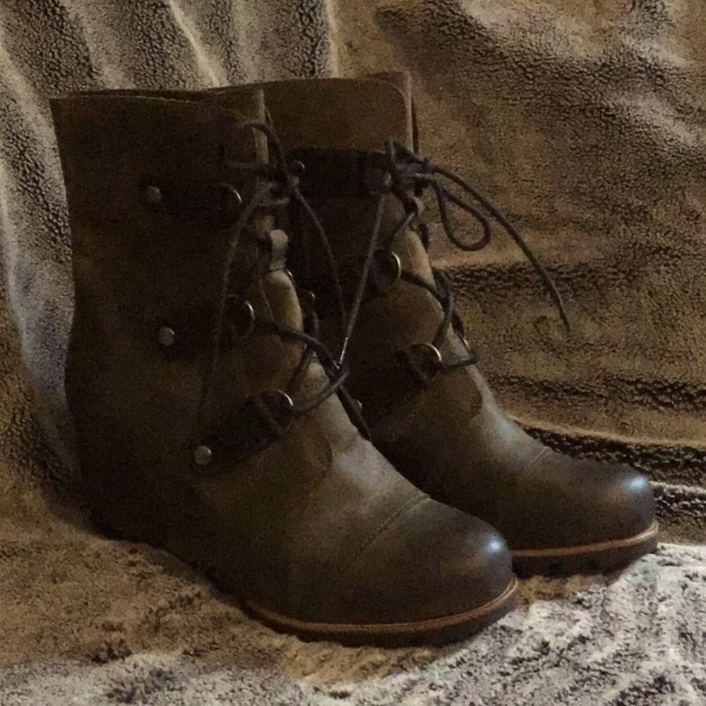 Sorel Olive Wedge boot,  Excellent condition, womens size 9